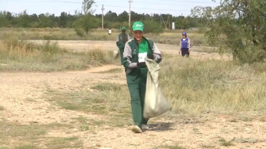 Ақтөбеде жастар су қоймасының маңын қоқыстан тазартты