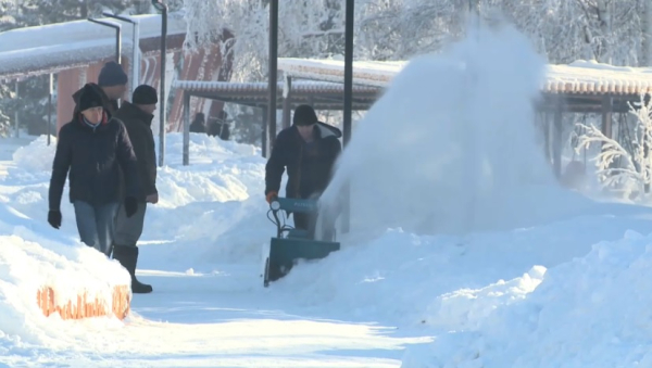 Метровые сугробы расчищают в Риддере