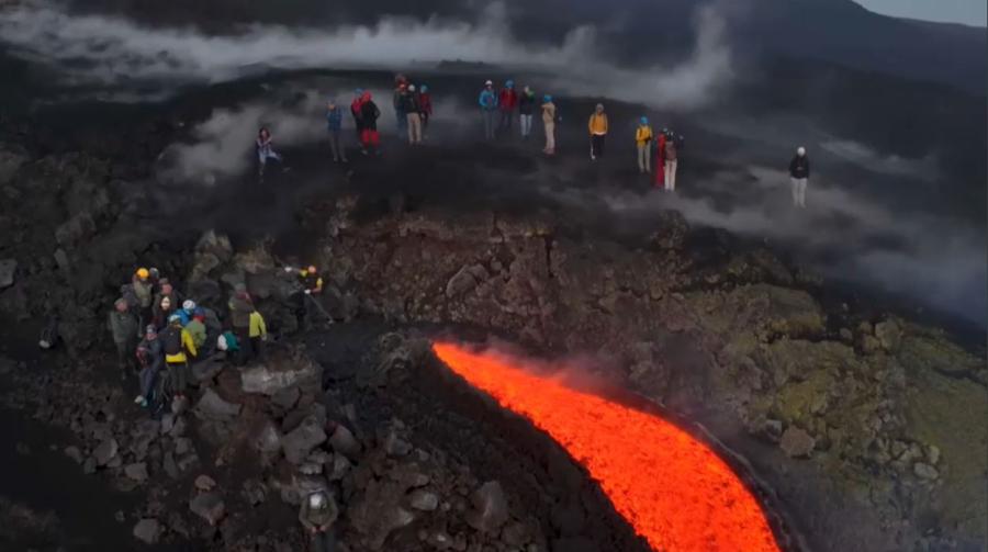 Туристы наблюдают за извержением вулкана Этна