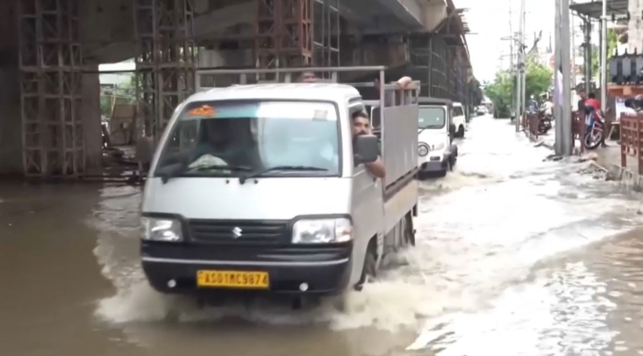 Үндістанда су тасқынынан отыздан астам адам қаза тапты