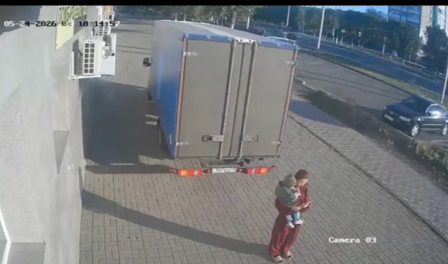 Держала на руках малыша: в Экибастузе грузовик наехал на женщину с ребенком