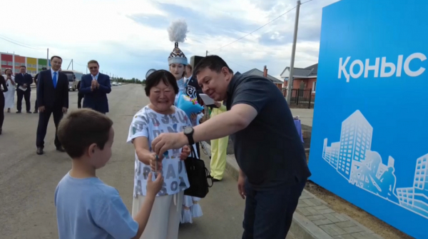 Қостанайда тасқыннан зардап шеккен 14 отбасы жаңа үйге көшті