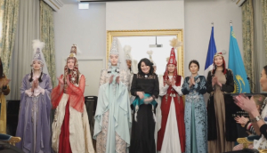 Казахскую национальную одежду представили в Париже
