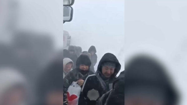 Рейсовый автобус с 40 пассажирами попал в снежный перемет