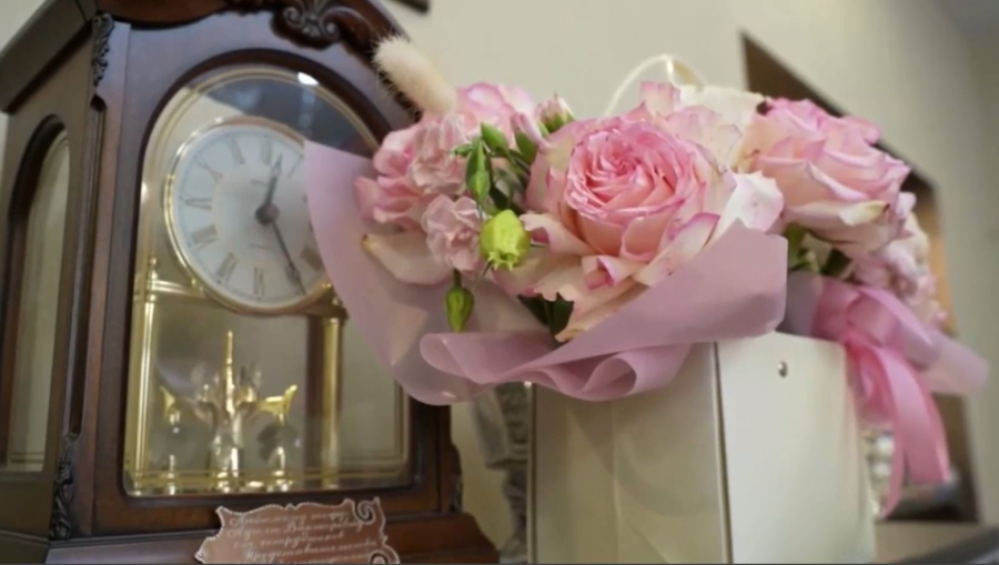 Әскерилер Бибігүл Төлегенованы жеңістің 80 жылдығымен құттықтады