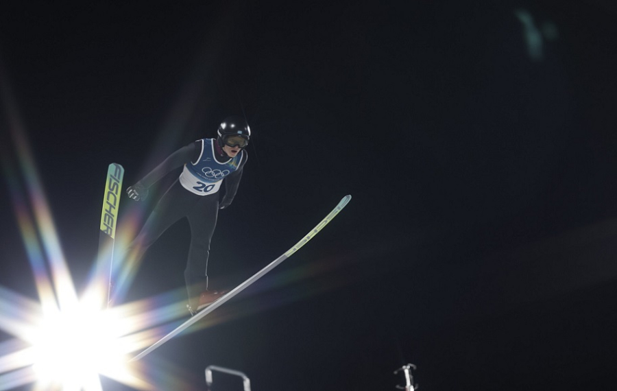 Казахстанец вошел в топ-10 на большом трамплине ОИ-2026