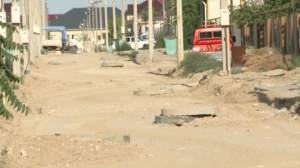 На проблемные дороги внутри микрорайонов жалуются жители Актау
