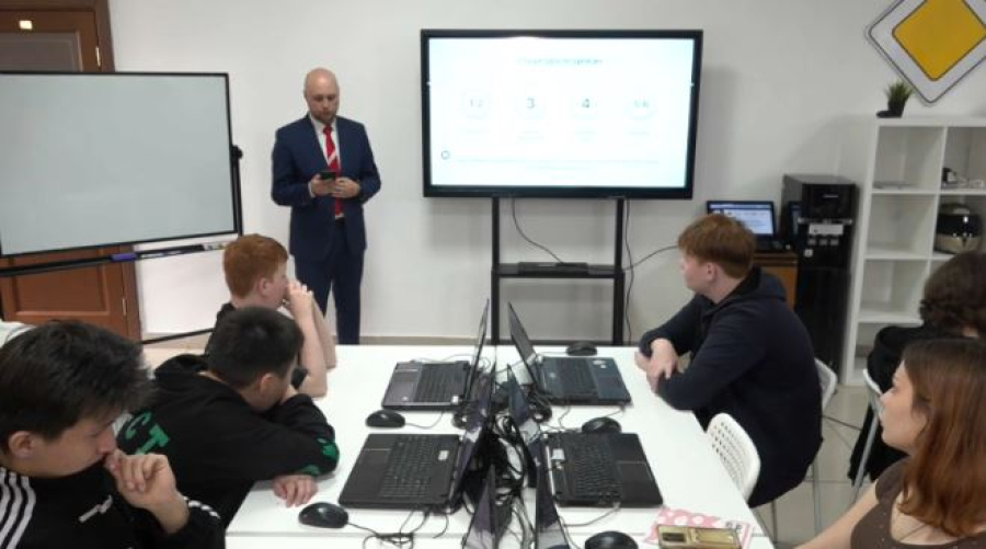 Школьников и студентов бесплатно обучат работе с ИИ