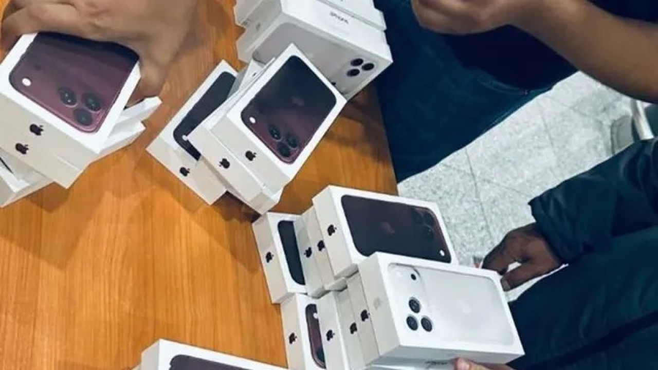 Астанада екі жүзден астам iPhone 18 смартфонын заңсыз әкелмек болғандар ұсталды