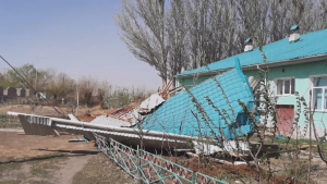Сильный ветер снес крыши домов в Кызылординской области