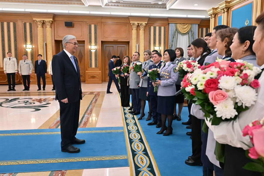 Токаев вручил ключи от квартир сотрудникам Генпрокуратуры, СГО и МВД