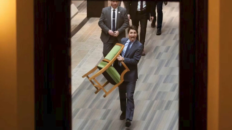 Джастин Трюдо покинул пост премьер-министра Канады со стулом в руках