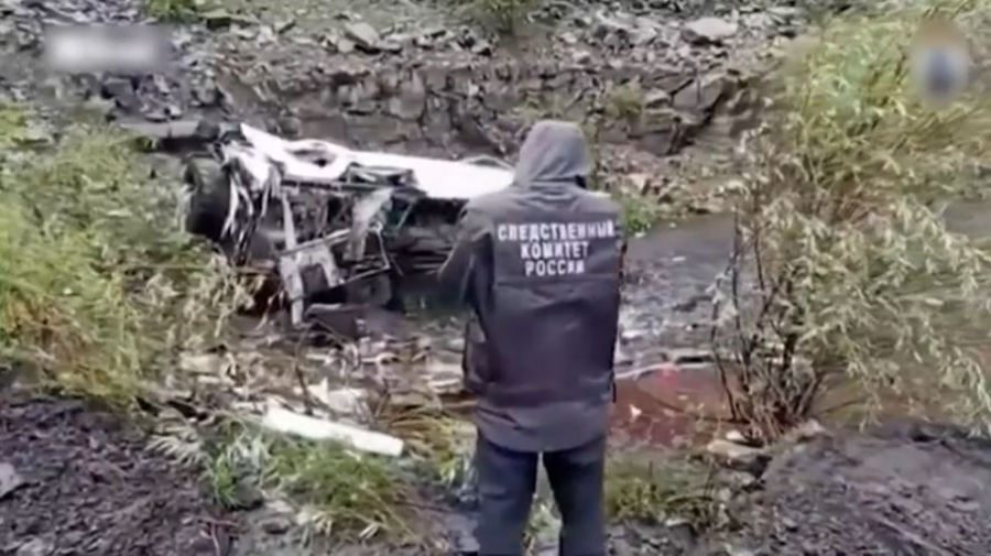 Автобус упал с обрыва в Якутии: погибли 13 человек
