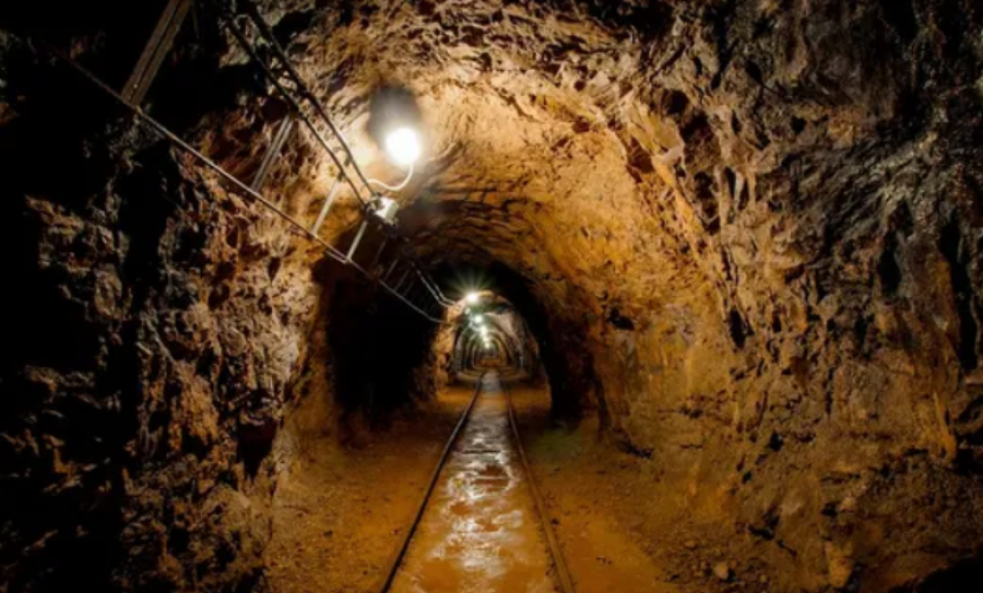 Шесть человек оказались заблокированы на шахте в Китае из аварии