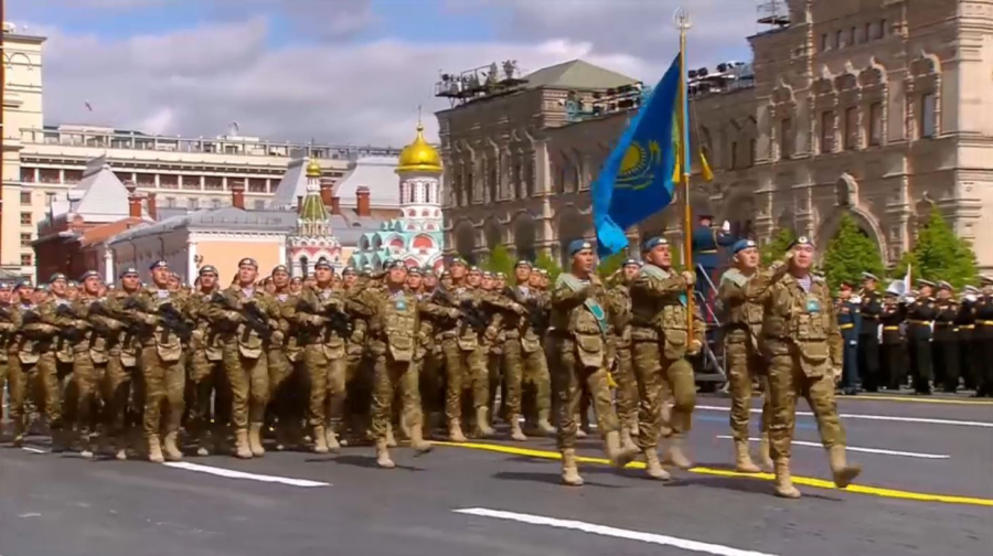 Қ. Тоқаев Қызыл алаңдағы парадқа қатысқан Қазақстан сарбаздарына құрмет көрсетті