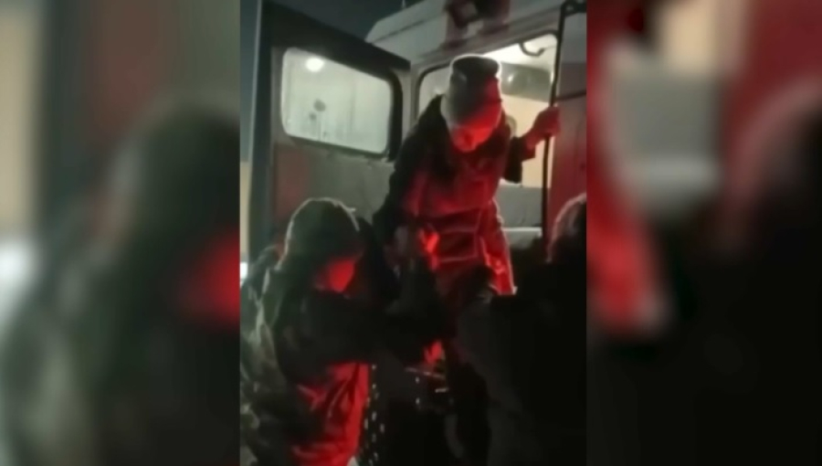 12 человек эвакуировали из снежного заноса