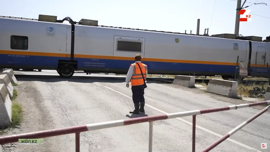 Шымкенттің Момынов көшесінде теміржол өткелі салынып жатыр