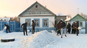 Ақтөбелік жастар қарияларға қолқабыс етіп жүр