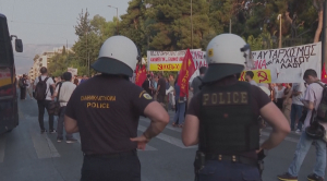 Несколько сотен демонстрантов собрались у посольства Франции в центре Афин