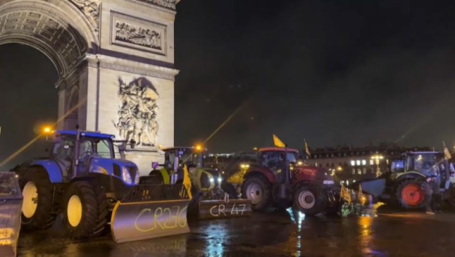Фермеры заблокировали тракторами центр Парижа
