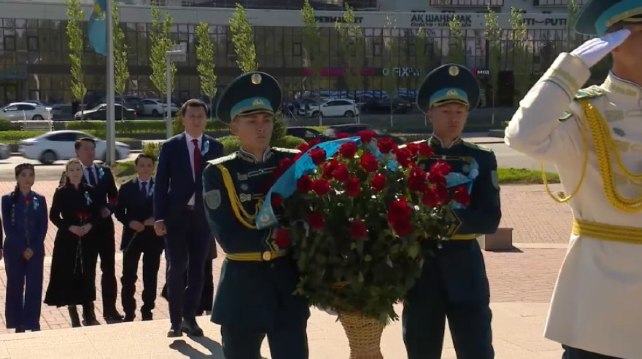 Госсоветник возложил цветы к памятнику Бауыржану Момышулы