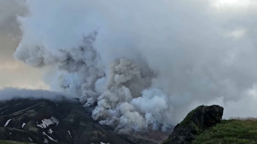 Камчаткада жанартау атқылап жатыр