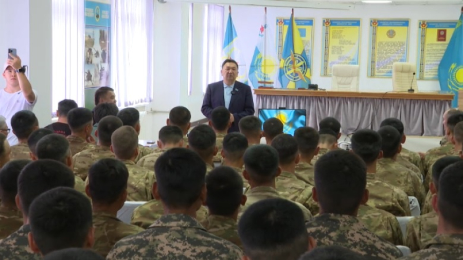 Депутат Мажилиса пообщался с военнослужащими