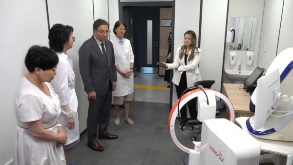 Аким Алматы поздравил медиков с профессиональным праздником