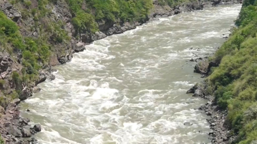 Үндістан көрші Пәкістанға судың берілуін уақытша тоқтатты