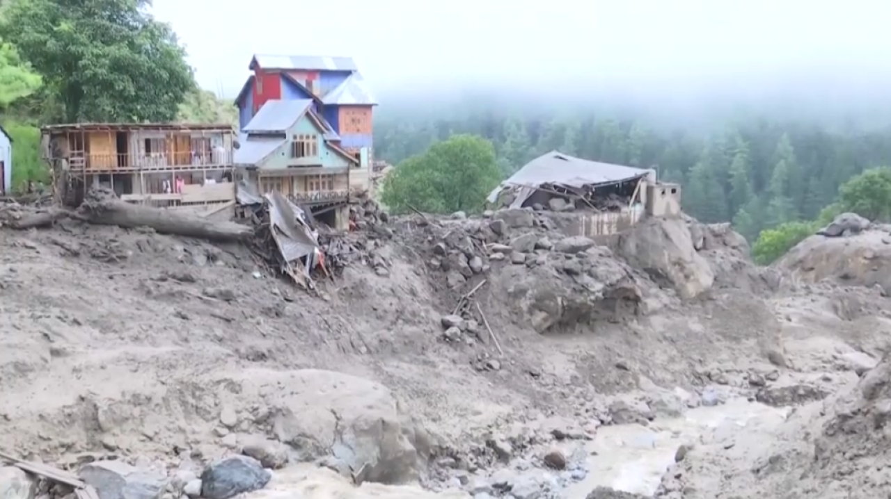 До 60 возросло число погибших из-за ливня в индийском Кашмире