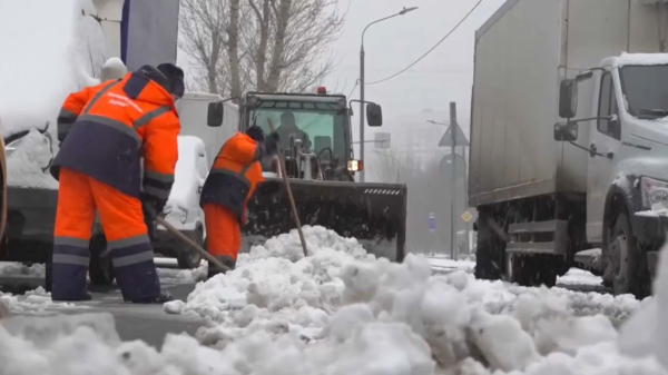 Мәскеуде күн күрт бұзылып, қалың қар жауды