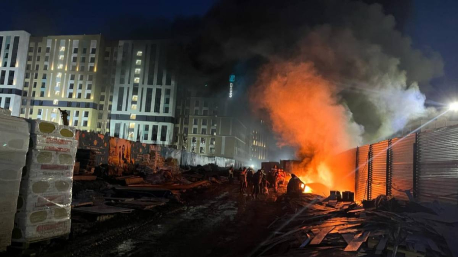 Гвардейцы помогли потушить пожар на стройке в Астане
