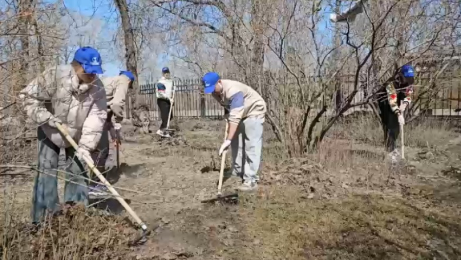 Семейчане приводят в порядок парки и аллеи