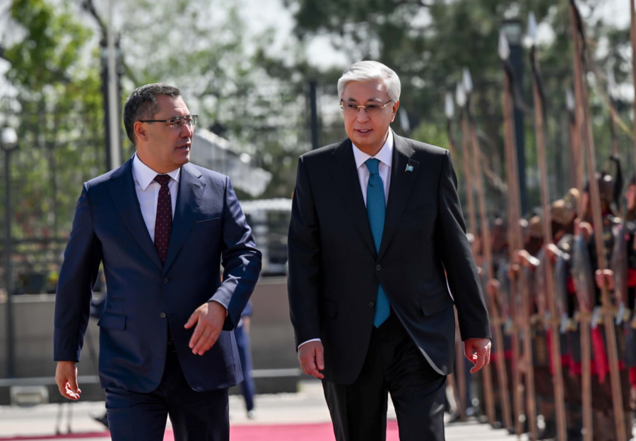 Токаев и Жапаров встретились на официальной церемонии в «Ынтымак Ордо»