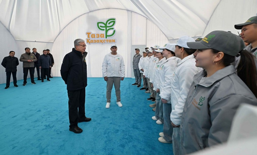 Глава государства побеседовал с активистами Jasyl El