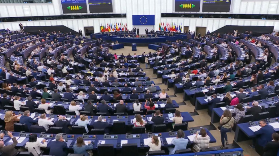 Европарламент отклонил вотум недоверия главе ЕК