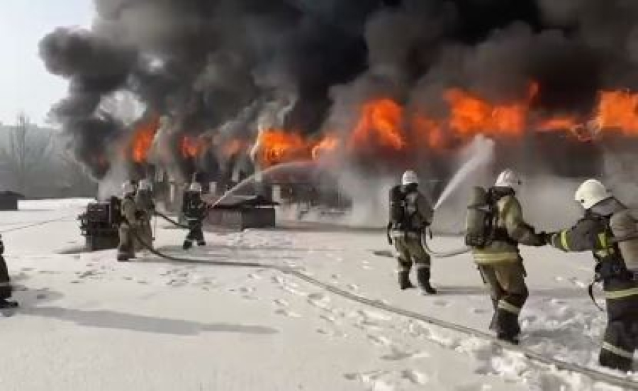 Склад горит в Алматы: создан штаб пожаротушения