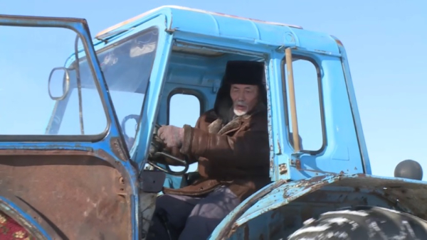 74-летний пенсионер очищает улицы от снега на собственном тракторе