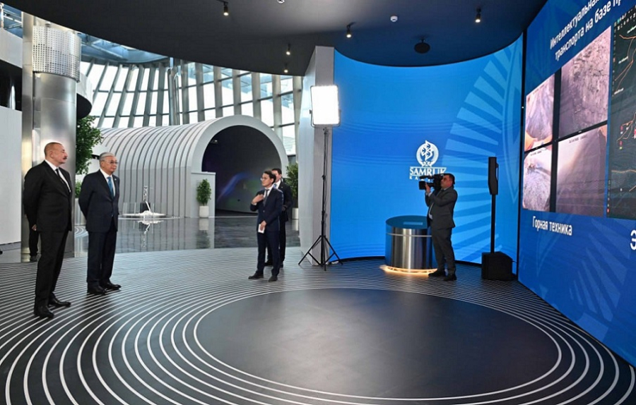 Токаев и Алиев посетили Международный центр ИИ Alem.AI