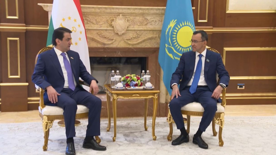 Ашимбаев встретился с председателем верхней палаты парламента Таджикистана
