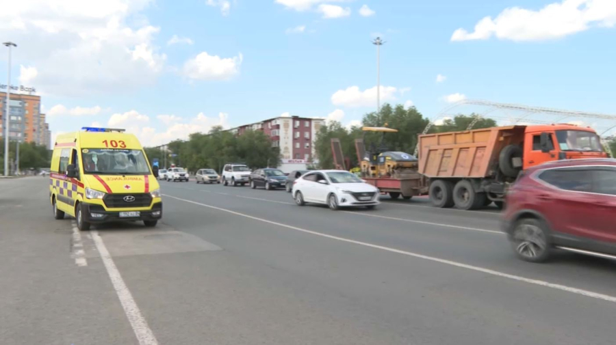 Полицейские штрафуют водителей за препятствие проезду скорой помощи