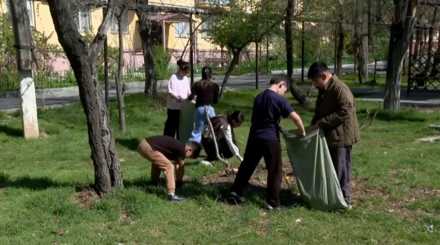 Мусор в обмен на мороженое: необычная экоакция прошла в Кентау