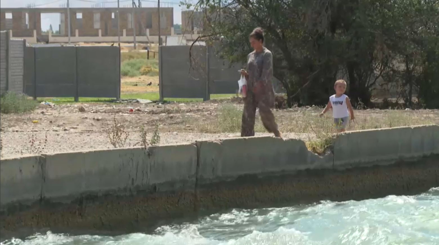 Жители Тараза просят оградить водные каналы