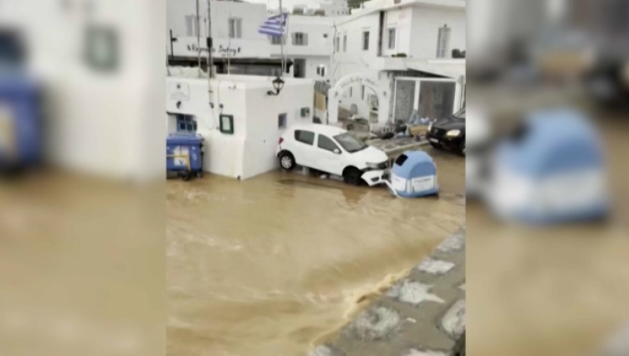 На двух островах Греции закрыли школы из-за наводнения