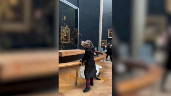 Экоактивисты облили супом оригинальную картину «Мона Лиза» в Лувре