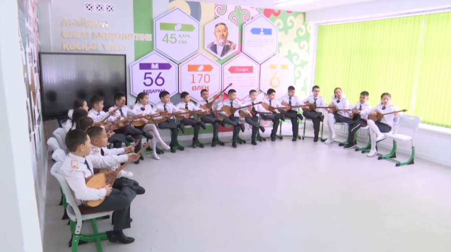 Ученики Карагандинской кадетской школы виртуозно играют на домбре
