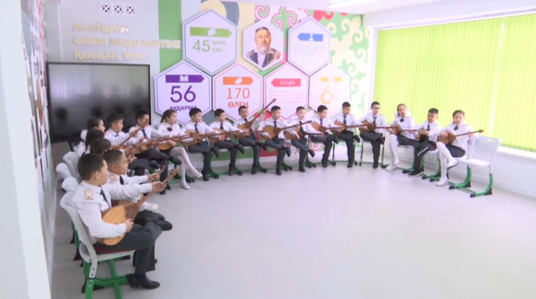 Ученики Карагандинской кадетской школы виртуозно играют на домбре