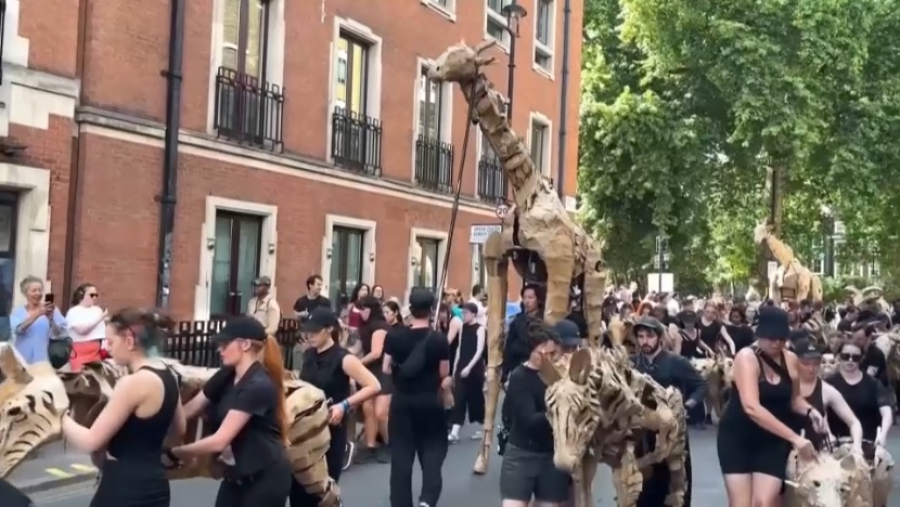 Марш картонных животных организовали в Лондоне