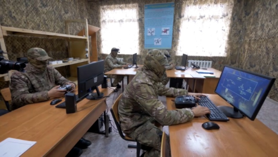 Казахстанские военные учатся сбивать боевые дроны