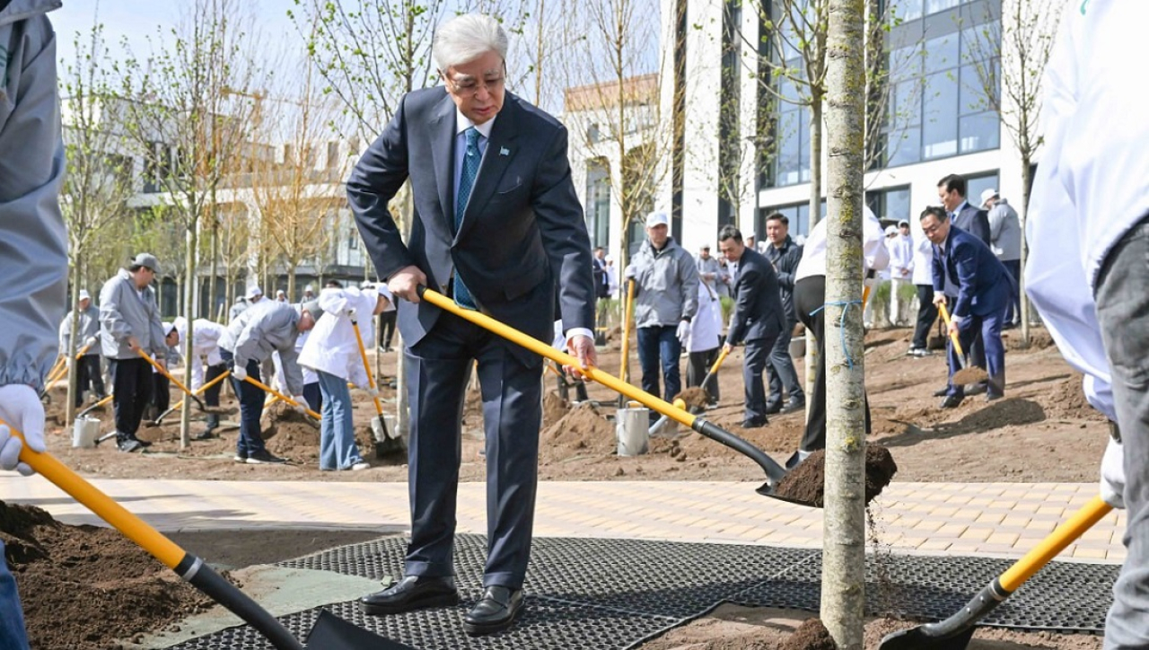 Глава государства принял участие в экологической акции